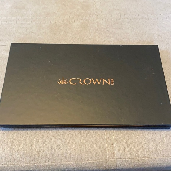 NWOB Crown pro eyeshadow palette - Picture 1 of 4